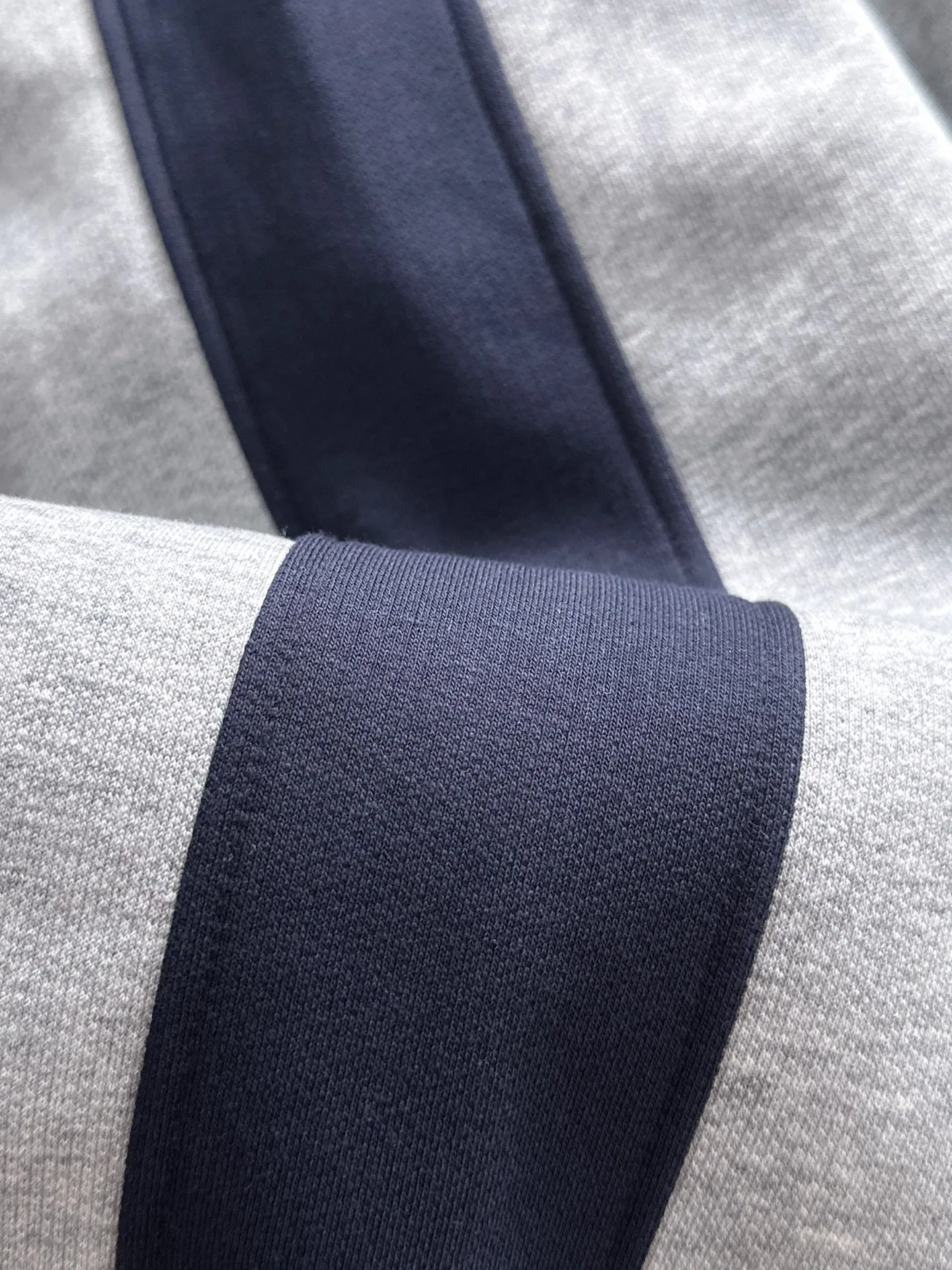 P360 Shitou Daojia's first release of 25ss autumn and winter new lapel sweatshirt long-sleeved men and women. Many celebrities share the same style. Craftsmanship that ordinary small workshops cannot copy. We are not afraid of any challenges in terms of materials, detail restoration and craftsmanship, just to provide you with wonderful products. Compare the top original versions at will. No expense is spared just to do better. Unique imported fabric feel. Purely imported German machine production. Precision operation. Thousands of needles density. Full set of new accessories with three standards for simultaneous customization. The upper body is versatile and fashionable. A perfect choice for autumn and winter. A must-have item. Size chart: m-4XL (Please state your height and weight when placing an order.